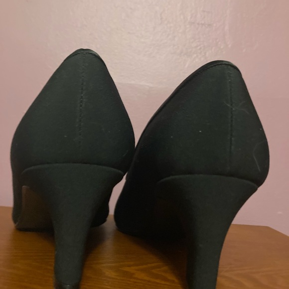 Night Life Black Fabric Pumps with Satiny Roses Size 7.5 (Excellent Used) - Picture 5 of 7